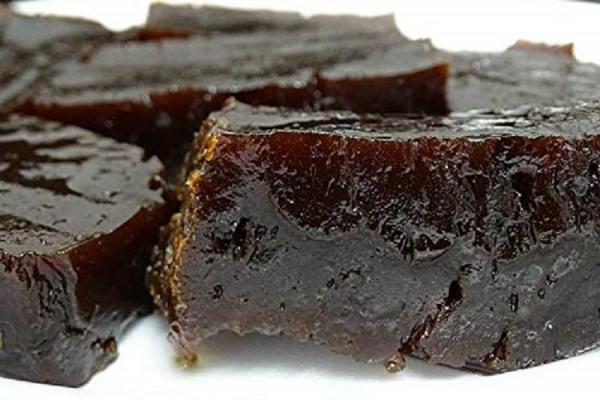 فروش حلوای سیاه سنتی در بازار اردبیل